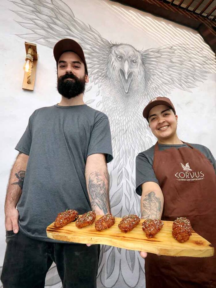 Receita de família: aprenda a fazer a tulipa de frango com o toque contemporâneo da Corvus Taverna 1 Receita de Familia2 Felipe Couri