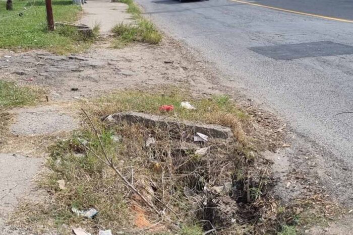 Buraco em passeio acumula resíduos na Zona Norte 1 VIDA URBANA 29 08