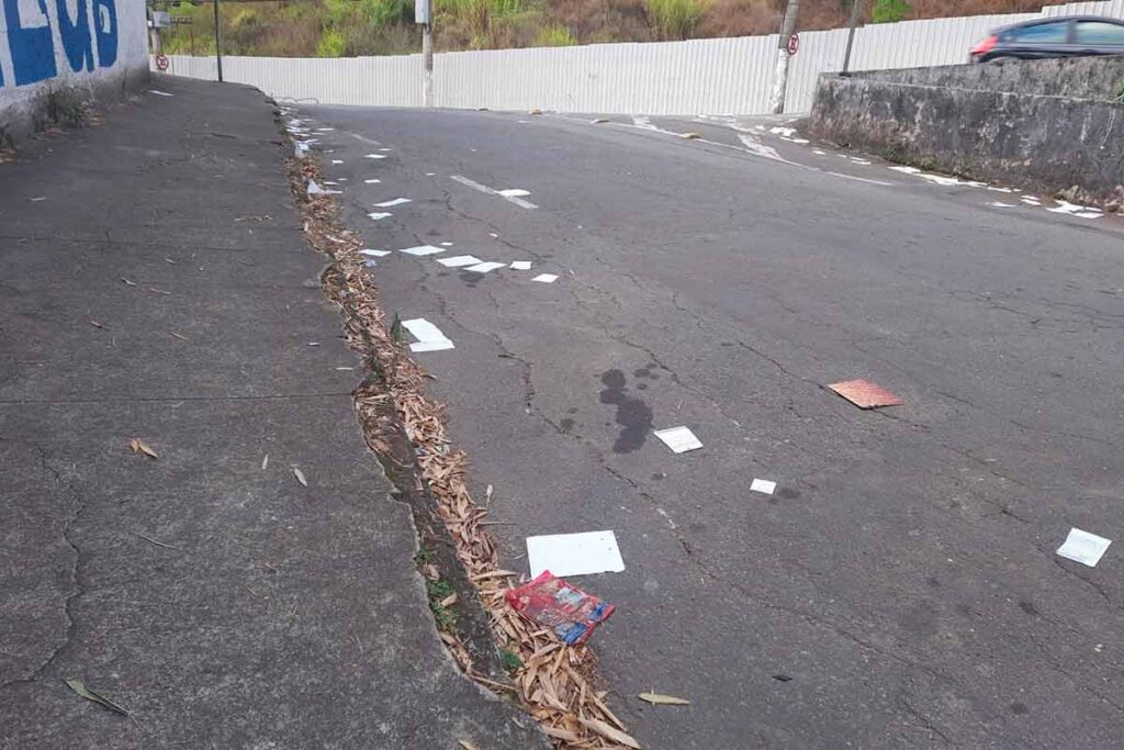 Lixo espalhado em rua causa transtornos no Cascatinha 2 Vida urbana Colaboracao da leitora
