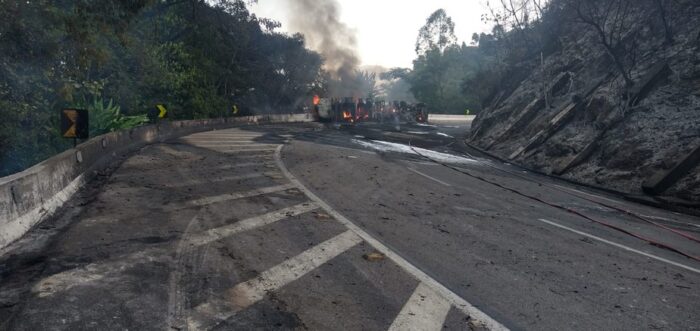 Após explosão e morte, BR-040 é parcialmente liberada em Duque de Caxias 1 caminhão explodiu na br-040