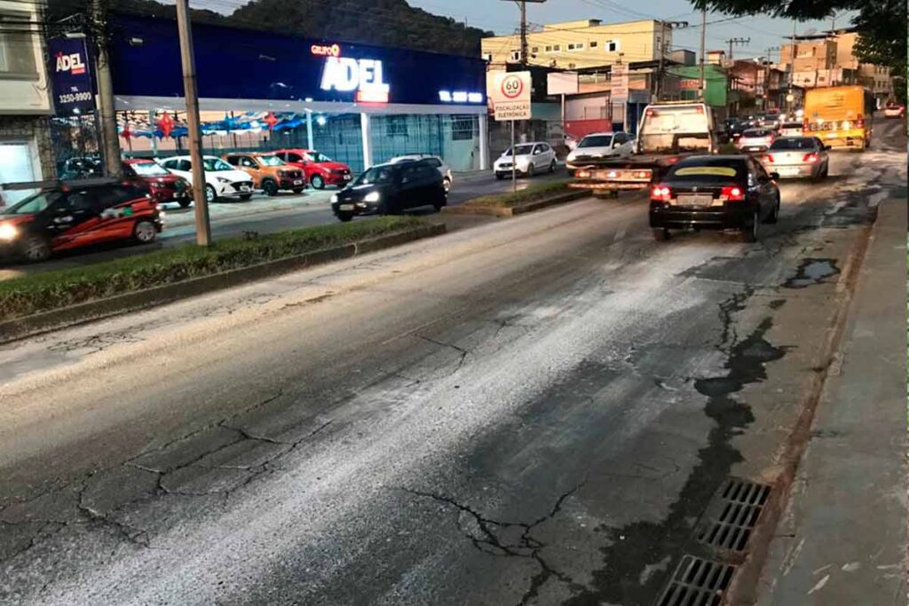 Carreta derrama cerca de 30 litros de ácido sulfúrico na JK 1 acidente JK Felipe Couri