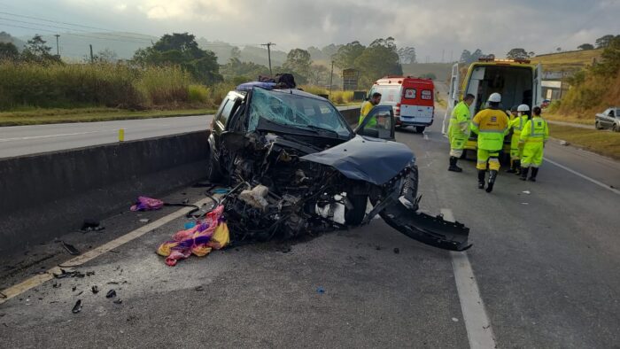 Mulher fica presa a ferragens em acidente na BR-040, em Barbacena 1 passageira ficou presa às ferragens