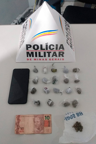 Adolescentes de 14 e 16 anos são apreendidos com drogas em Barbacena 1 adolescentes drogas barbacena foto pm site