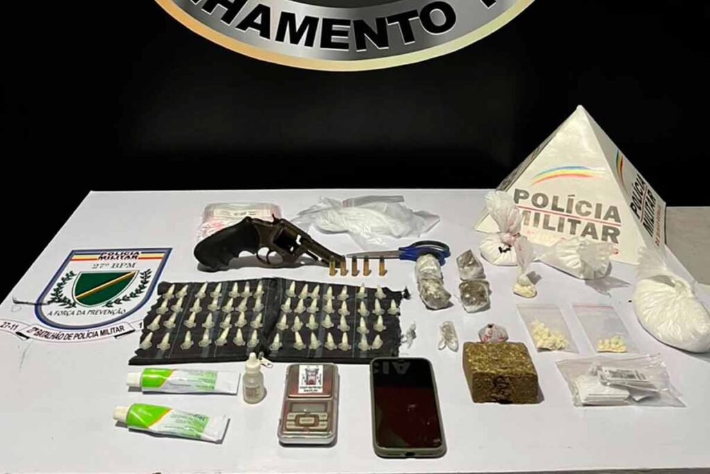 Jovem de 23 anos é preso com revólver e drogas no Bairro Monte Castelo 1 apreensao monte castelo divulgacao PMMG