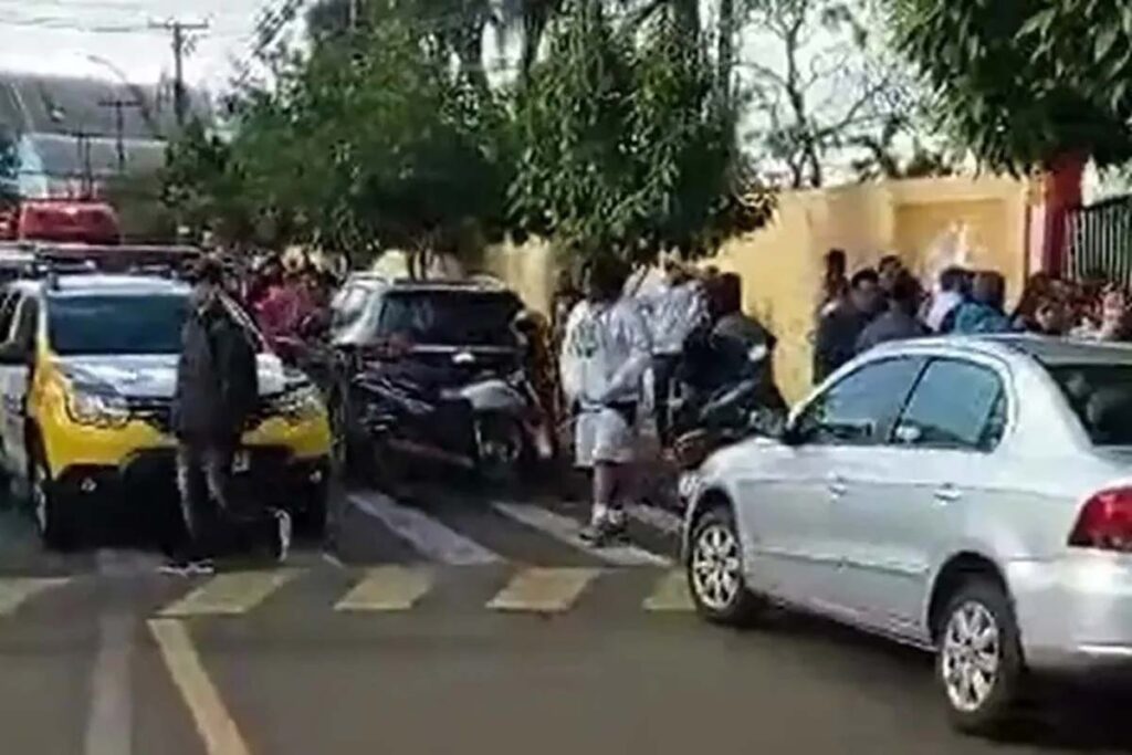 Atirador em escola no Paraná é encontrado morto na prisão 1 Movimentação em escola do Paraná após disparos do atirador Foto: Reprodução redes sociais