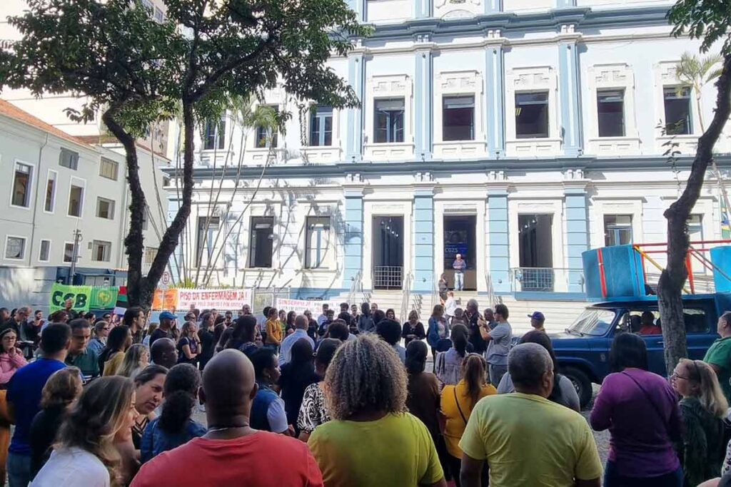 Profissionais da enfermagem protestam no Parque Halfeld por pagamento do piso salarial 2 ato piso da enfermagem parque halfeld foto leonardo costa 2