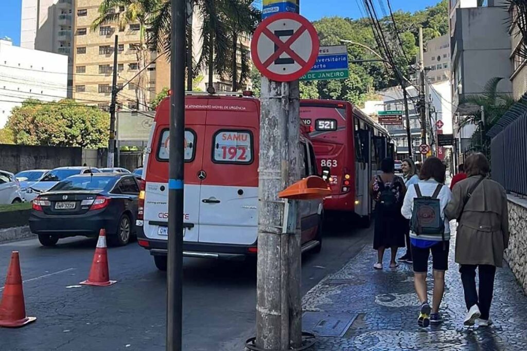 Idosa de 69 anos é atropelada por ônibus no Centro 2 atropelamento idosa rio branco foto Nathalia Fontes destacada
