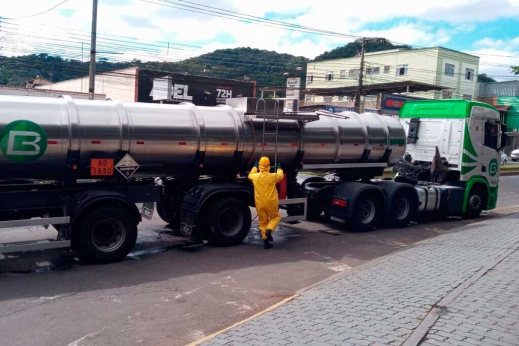 Vazamento foi contido, mas retirada de produto químico da pista continua sem previsão 1 Vazamento na carreta gera lentidão no trânsito na Avenida JK (Foto: Divulgação / Corpo de Bombeiros)