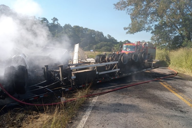 Carreta com argamassa tomba na MG-133 1 Pista ficou interditada por algumas horas, mas já tinha sido liberada por volta das 11h30 (Foto: Divulgação/PM)