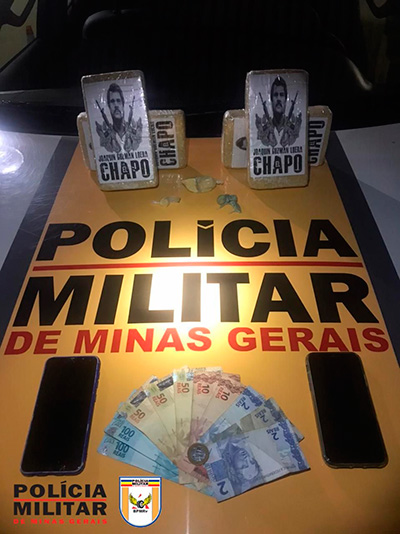 Homem é preso com cocaína e crack avaliados em cerca de R$ 120 mil em Rio Pomba 1 Cocaína, crack, celulares e dinheiro apreendidos (Foto: Divulgação / PMRv)