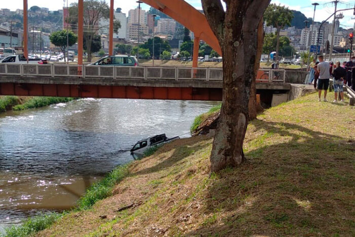 Motorista cai com carro no Rio Paraibuna e é retirado sem vida 1 carro cai no paraibuna