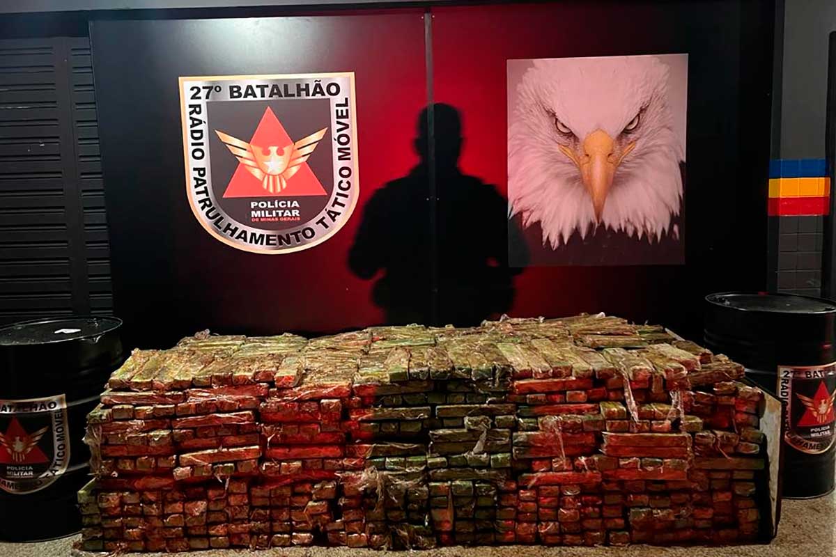 Maconha e demais materiais apreendidos pela PM após caminhão tombar (Foto: Divulgação / PM)