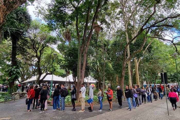 Mutirão de empregos lota Parque Halfeld nesta sexta-feira 1 Fila por empregos no Parque Halfeld