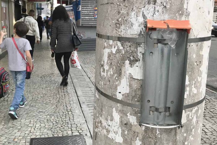 Lixeira é vandalizada na Getúlio Vargas 1 vida urbana 16 06 Felipe Couri