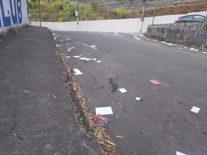 Lixo espalhado em rua causa transtornos no Cascatinha 1 vu 21 06 1