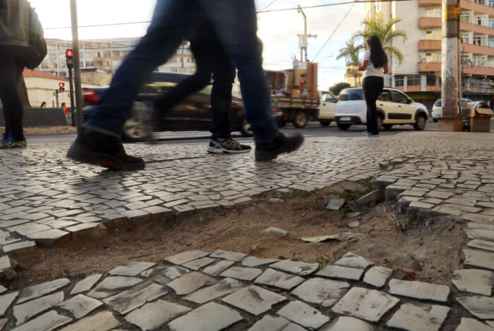Buraco no Centro apresenta riscos aos transeuntes 1 vu0 1