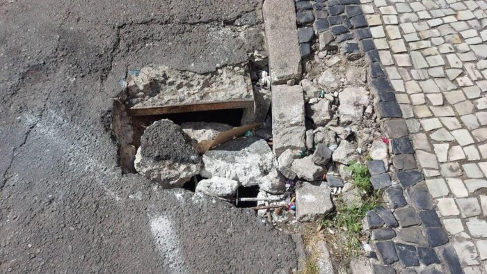 Leitor registra asfalto quebrado em rua no Centro 1 vu1306