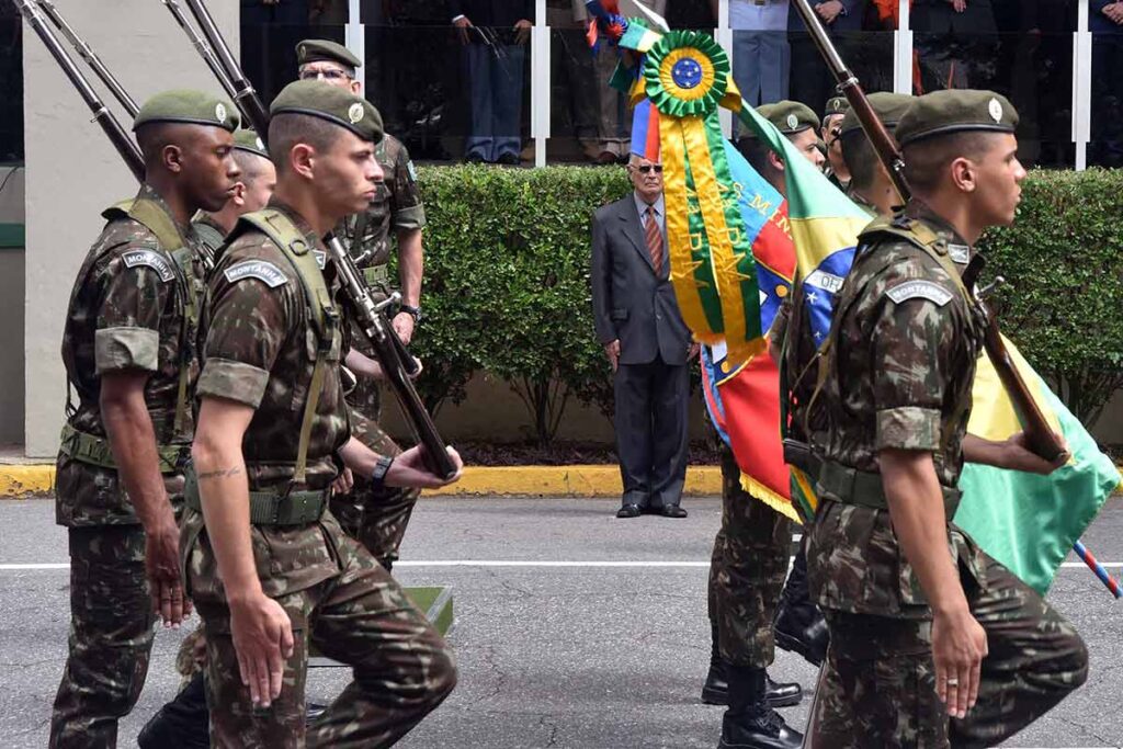 Exército abre seleção com vagas para JF e salários de até R$ 9 mil 1 Exército abre seleção em MG com soldos de até R$ 9 mil. Inscrições até 7/7 pelo SiSCanT para médicos, técnicos e especialistas.