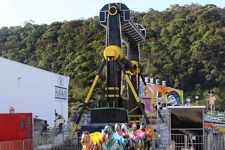 Brinquedo de parque de diversões é desativado após pane 1 BRINQUEDO INTERNA Felipe Couri