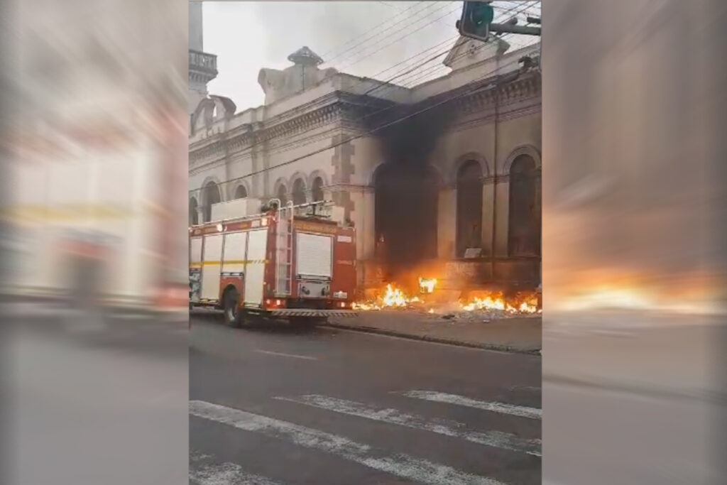 Bombeiros combatem incêndio em frente a prédio na Praça da Estação 3 FOGO Praca da Estacao Reproducao Redes Sociais