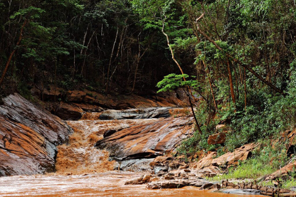 Forum da Cultura recebe mostra fotográfica com registros do desastre ocorrido em Mariana 2 Ha lama ha caos Jessica Mazzini Mendes 1