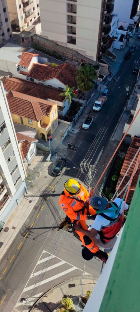 Pintor fica suspenso no alto de edifício no Granbery 1 pintor pendurado no alto do prédio