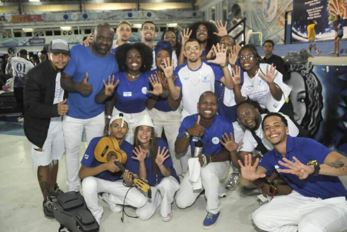 Sambistas de Juiz de Fora tentam emplacar samba-enredo na Beija-flor 1 SAMBA 09 interpretes e torcida
