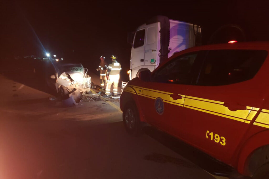 Carro colide contra carreta e deixa uma vítima fatal na MGC-383 1 acidente lafaiete by bombeiros