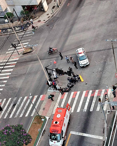 Batida entre motocicletas no cruzamento das avenidas Rio Branco e Itamar Franco deixa dois feridos 1 Batida entre motocicletas no cruzamento das avenidas Rio Branco e Itamar Franco deixa dois feridos