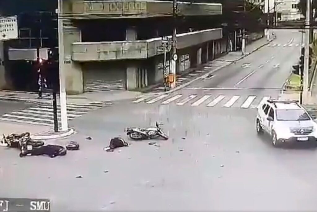 Motociclista que sofreu acidente no Centro vai ter que passar por cirurgia 1 acidente motos rio branco itamar franco reproducao smu pjf