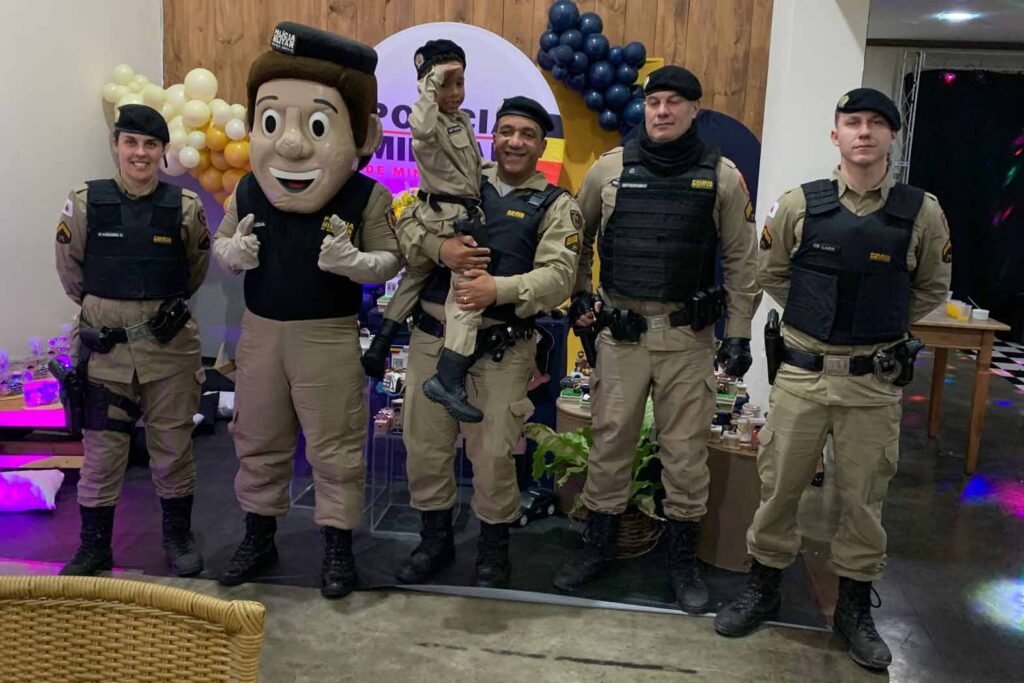 Menino fã da PM comemora 5 anos com festa temática e ganha surpresa 1 aniversario nathan divulgacao pm