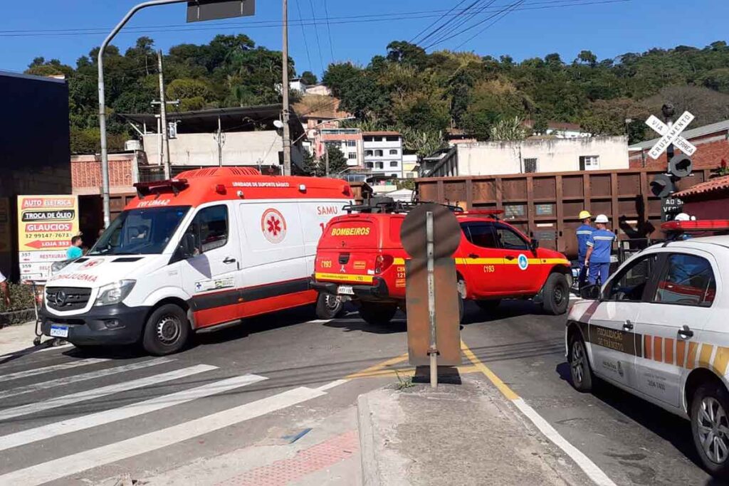 Motociclista é atropelado por trem no Mariano Procópio 1 atropelamento trem foto smu