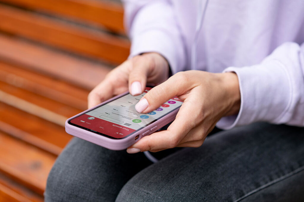 Saiba como solicitar reembolso de tarifas bancárias 1 banco maos celular freepik