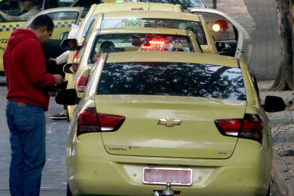 Bandeirada do táxi passará a custar R$ 6,83 em Juiz de Fora 1 Câmara aprova que táxis fiquem mais tempo sem apresentar laudo técnico de vistoria