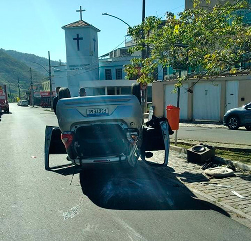 Carro capota próximo à praça no Bairro Barbosa Lage 1 carro capota praca barbosa lage foto reproducao redes sociais interna
