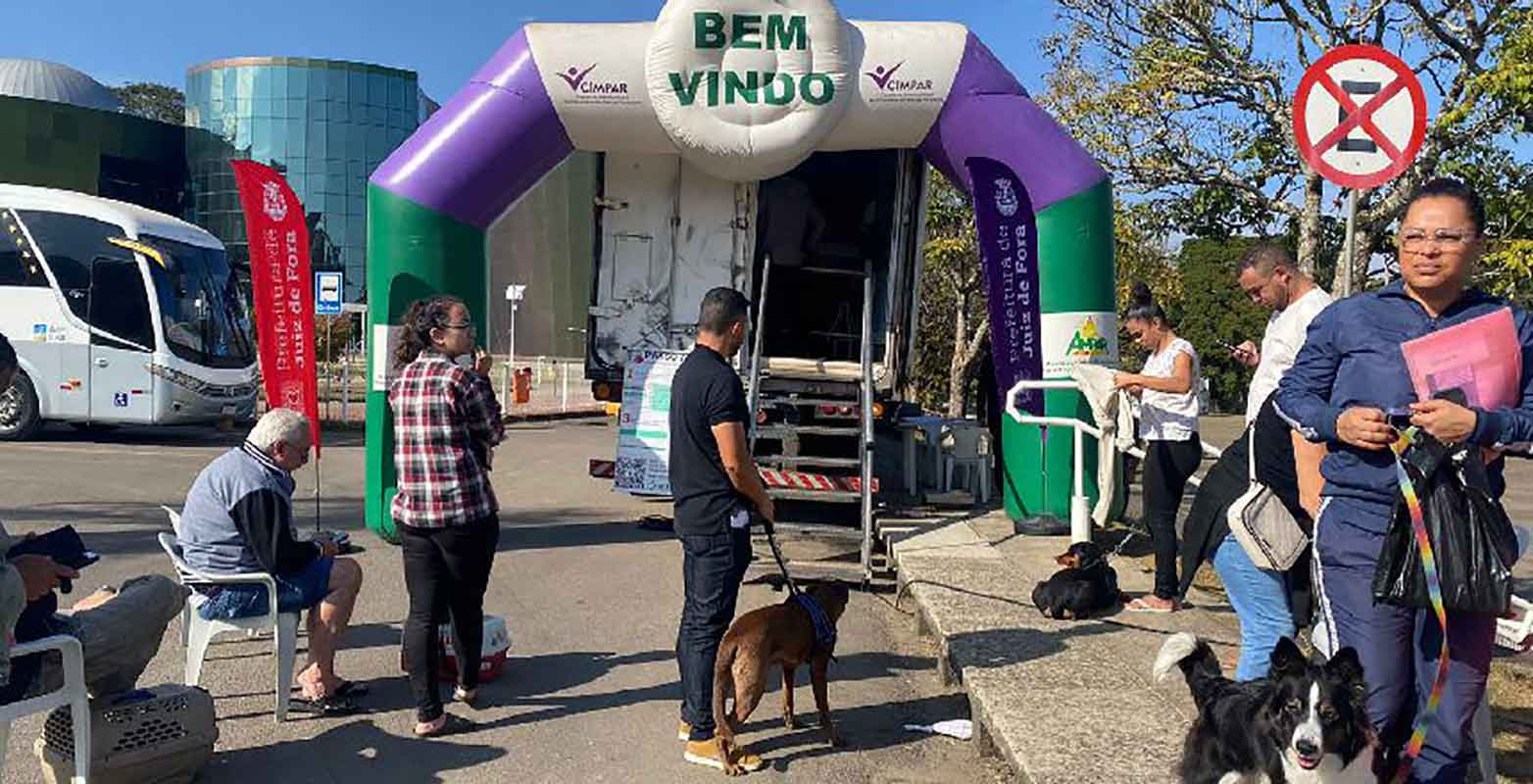 Microchipagem de cães e gatos começa no estacionamento da UFJF 1 castramovel microchipagem ufjf foto pjf