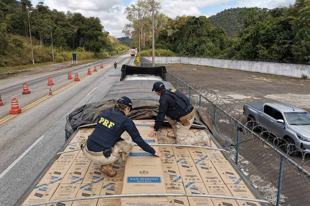 Cerca de 400 mil maços de cigarros paraguaios são apreendidos na BR-040 1 cigarros paraguaios br 040 Divulgacao PRF
