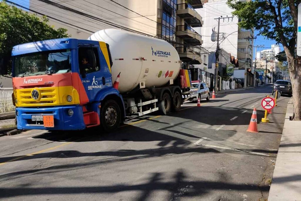 Caminhão com problema mecânico leva à interdição da subida da Rua Delfim Moreira 1 delfim moreira caminhao divulgacao SMU