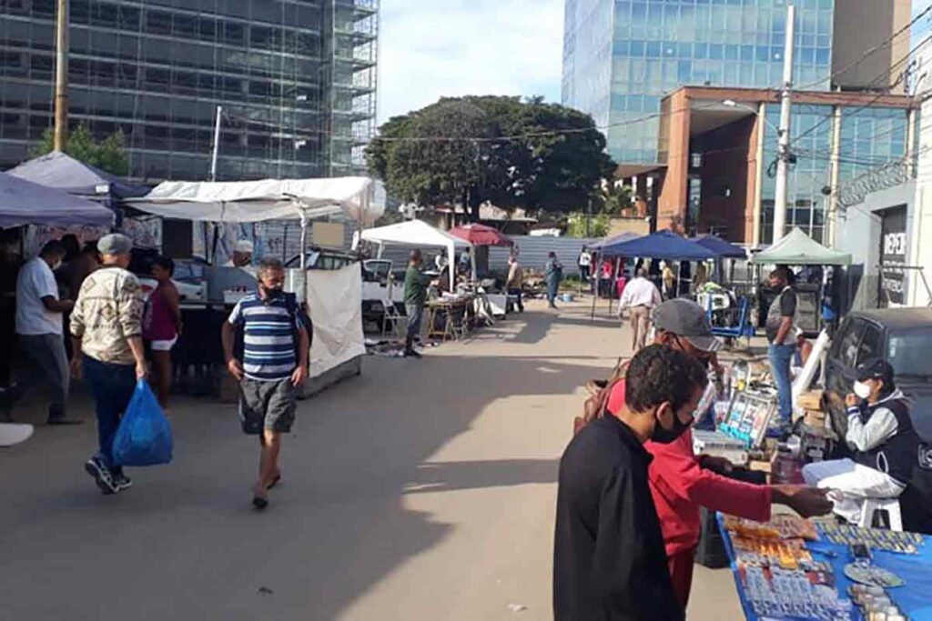 Comerciantes da Feira da Pechincha recebem autorização provisória da PJF 1 Feira da Pechincha voltará à Avenida Brasil em julho