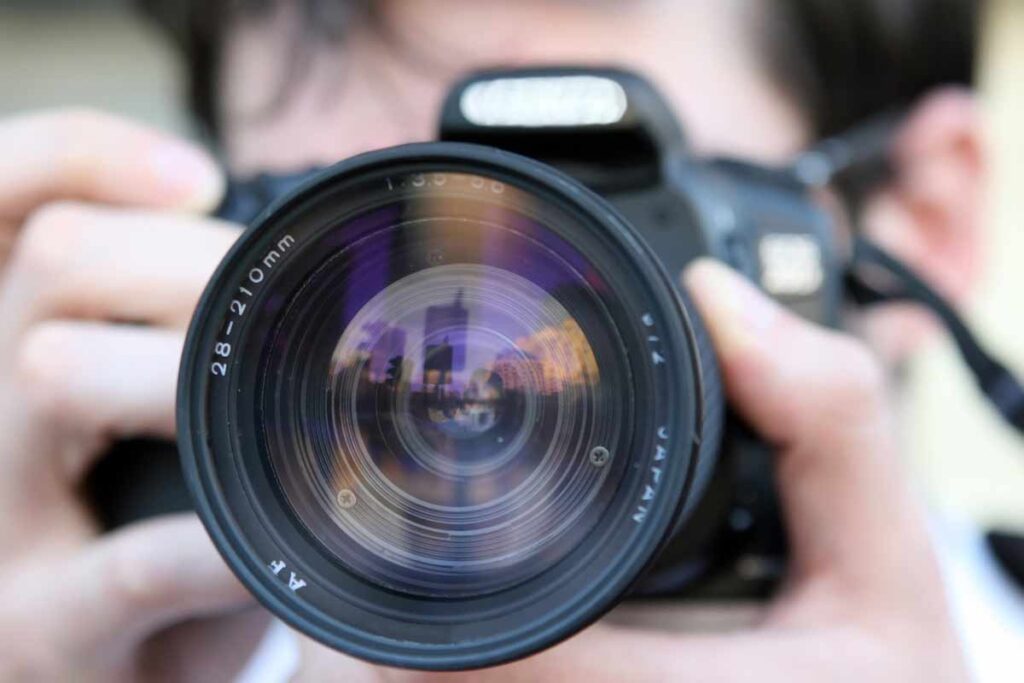 Justiça condena fotógrafo a indenizar noivos por não entregar fotos do casamento 1 fotografo camera pixabay