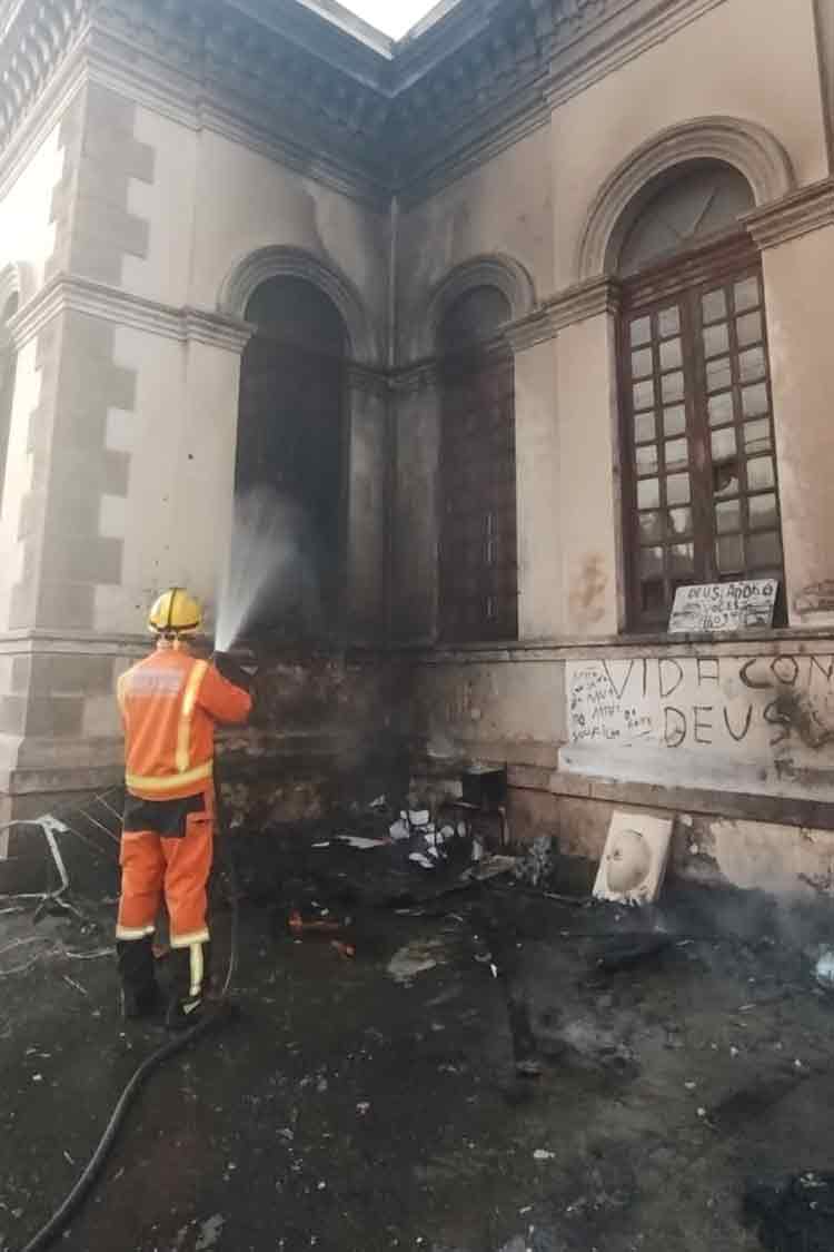 Bombeiros combatem incêndio em frente a prédio na Praça da Estação 1 incendio museu ferroviario 2 divulgacao corpo de bombeiros