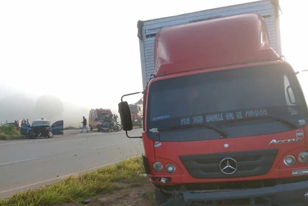 Carro fica destruído ao bater em lateral de caminhão na MGC-265 2 mg 265 acidente caminhao bau e carro foto bombeiros 2