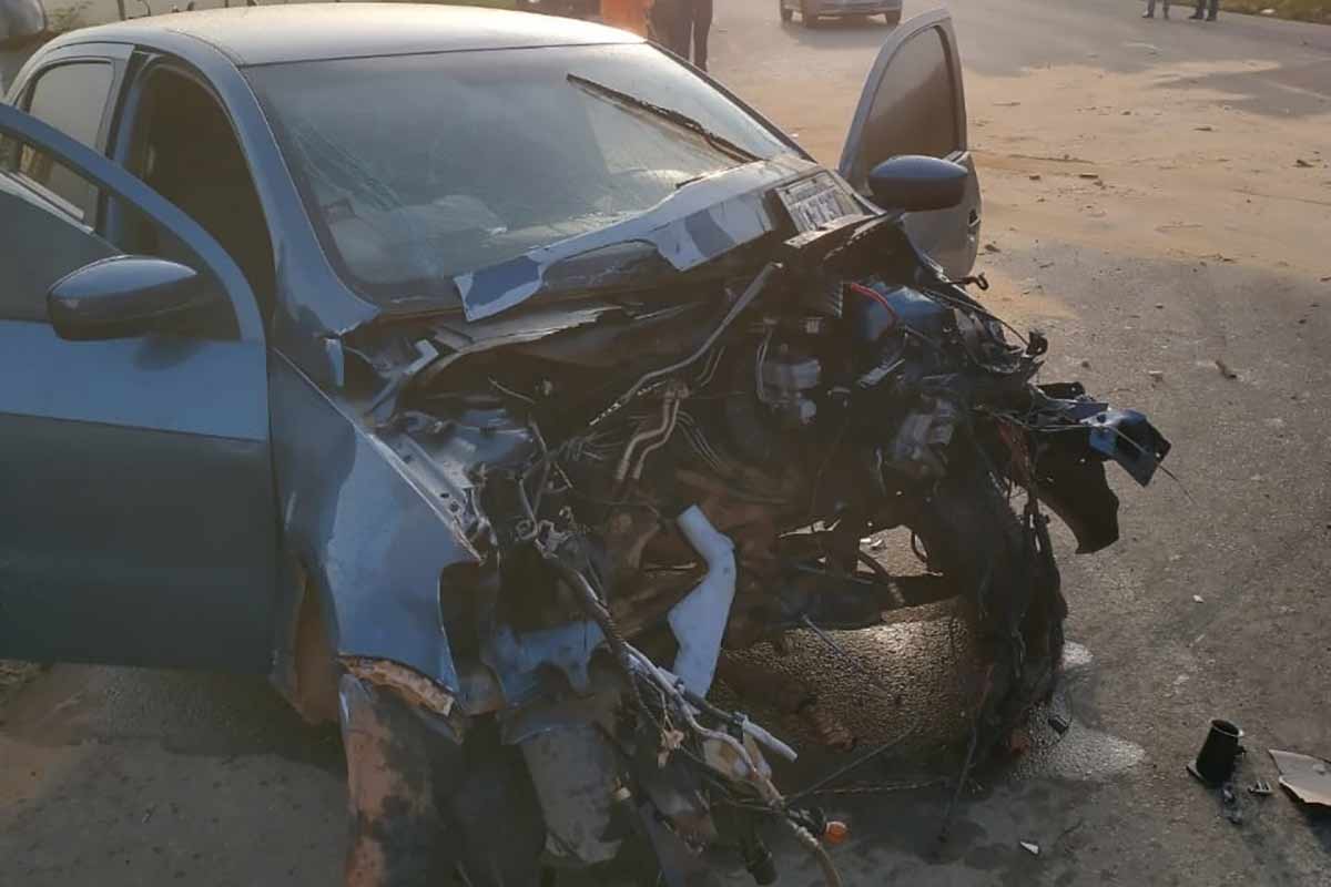 Carro fica destruído ao bater em lateral de caminhão na MGC-265 1 mg 265 acidente caminhao bau e carro foto bombeiros