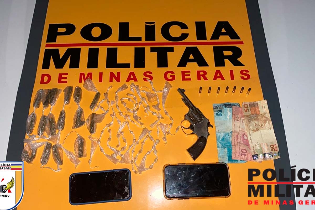 Adolescentes são apreendidos com drogas e revólver em veículo na MG-285 1 Drogas, arma e demais objetos apreendidos com os adolescentes em operação na MG-285 (Foto: Divulgação / PMR)