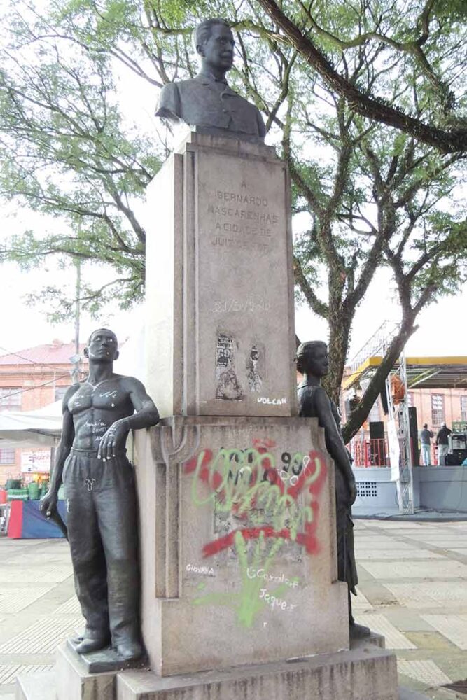 Funalfa não tem prazo para reinstalação de monumento tombado na Praça Antônio Carlos 3 monumento pichado arquivo tm