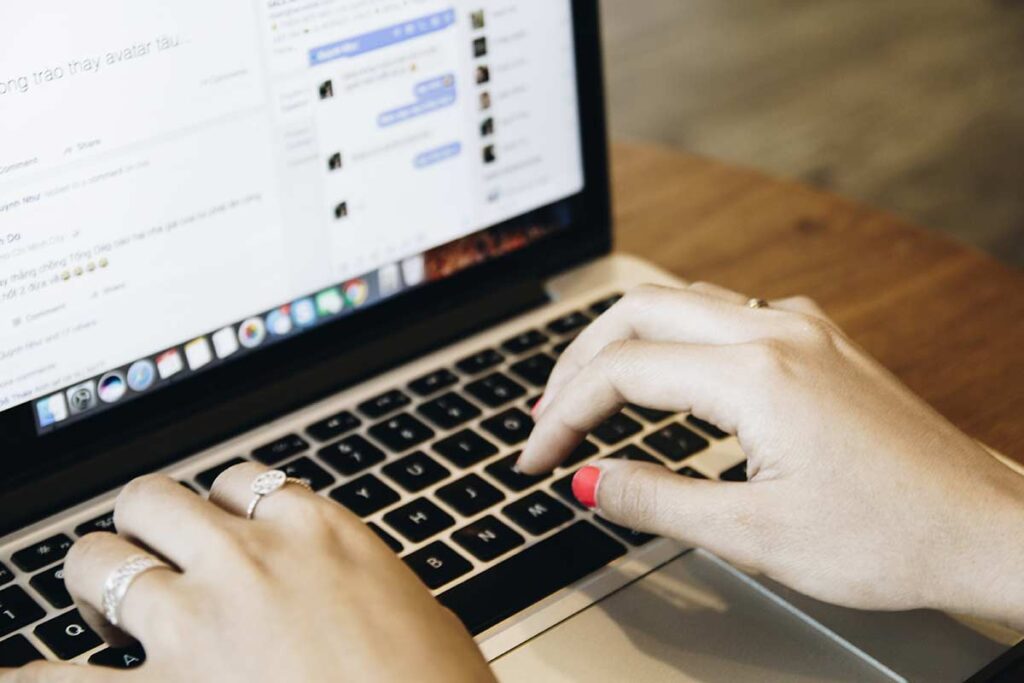 Abertas as inscrições para curso gratuito sobre desenvolvimento econômico 1 mulher computador Pexels