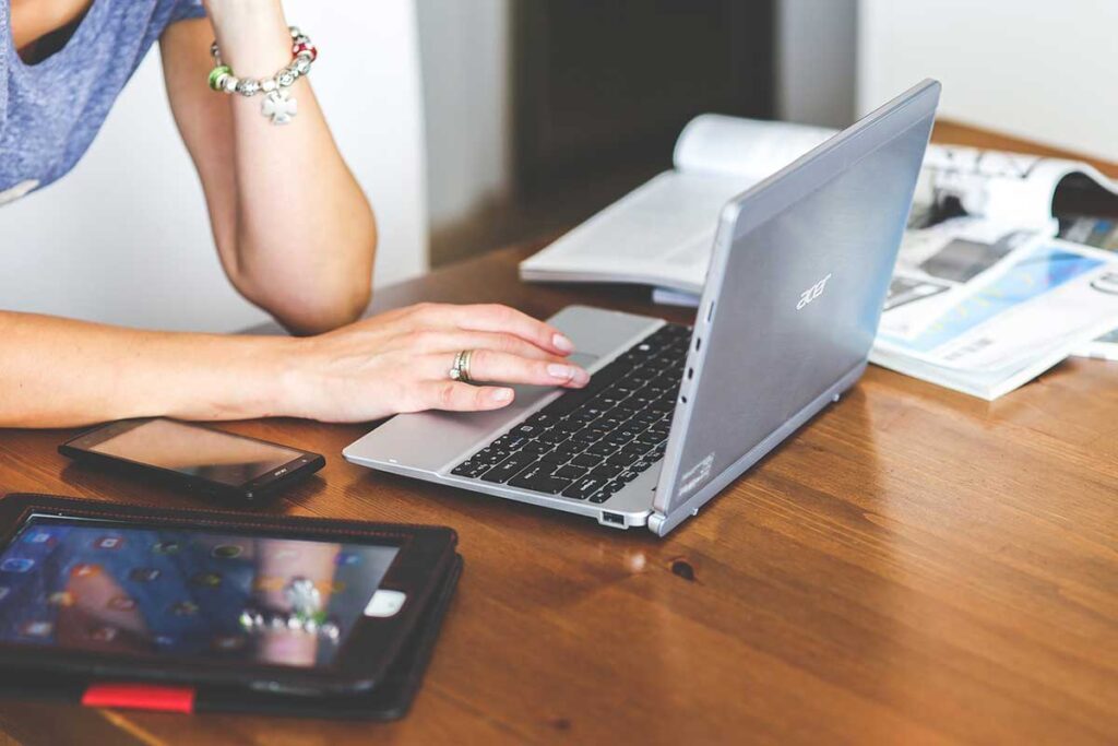 Homem terá que indenizar ex-esposa traída por conversa com amante em rede social 1 mulher computador pixabay