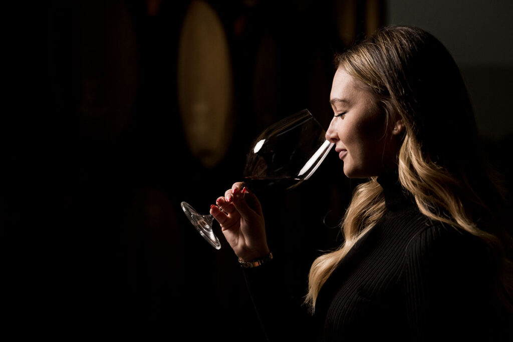 Aromas do vinho: como surgem? 1 mulher tomando vinho freepik