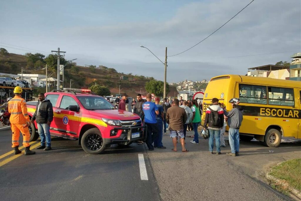 Acidente entre moto e ônibus escolar de Prefeitura deixa homem com fratura 2 muriae acidente foto bombeiros 3