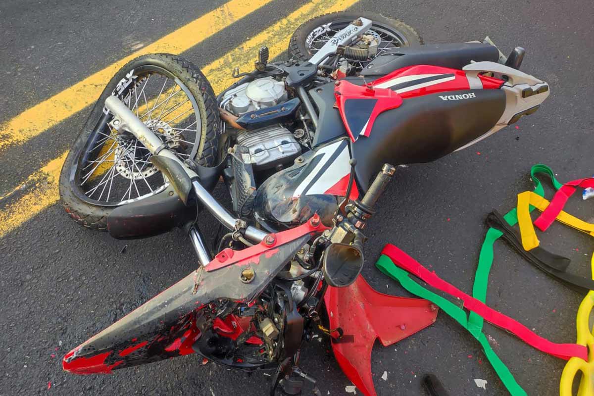 Acidente entre moto e ônibus escolar de Prefeitura deixa homem com fratura 1 muriae acidente foto bombeiros